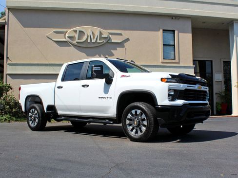 Used 2024 Chevrolet Silverado 2500 Custom w/ Custom Convenience Package image 4