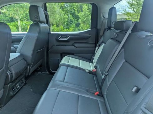 Used 2025 GMC Sierra 1500 SLT AWD/4WD image 12