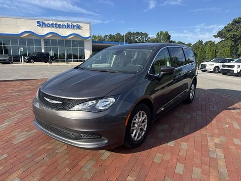 Used 2023 Chrysler Voyager LX FWD image 1