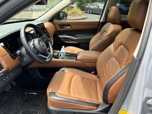 Used 2025 Nissan Pathfinder Platinum FWD image 4