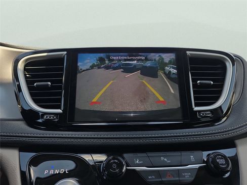Used 2024 Chrysler Pacifica Limited FWD image 36