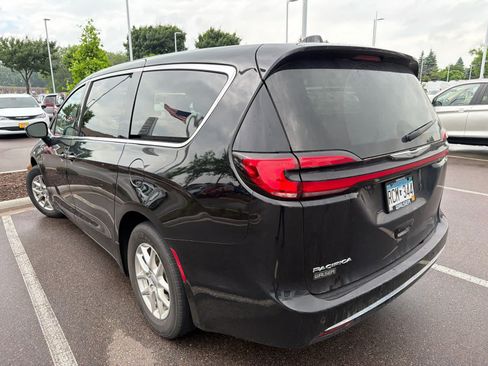 Used 2024 Chrysler Pacifica Touring-L FWD image 7