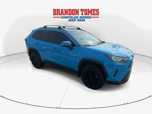 Used 2019 Toyota RAV4 XLE w/ Convenience Package FWD image 2