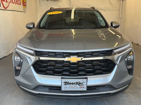 Used 2025 Chevrolet Trax LT w/ LT Convenience Package FWD image 3