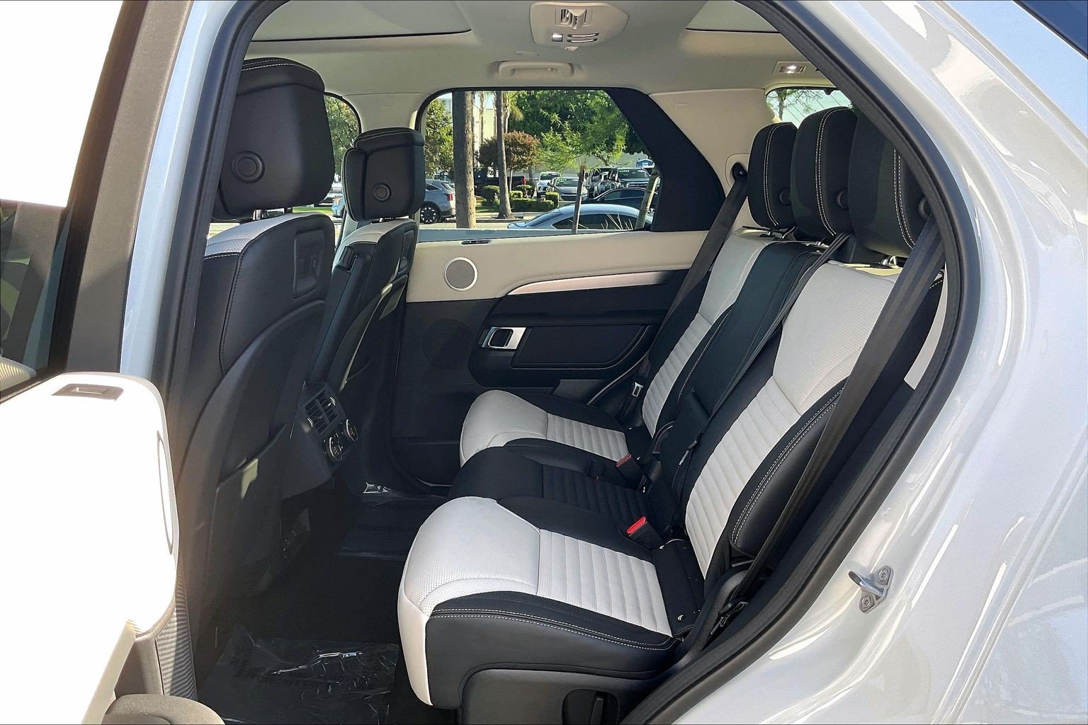 New 2026 Land Rover Discovery Limited Edition AWD/4WD image 17