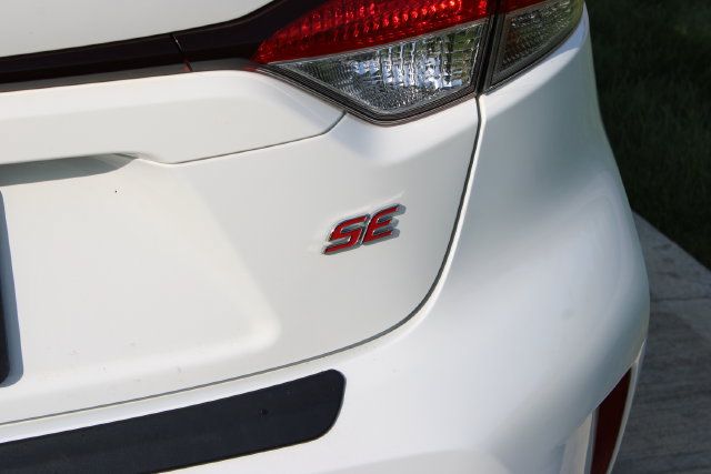 Used 2022 Toyota Corolla SE w/ SE Premium Package FWD image 29