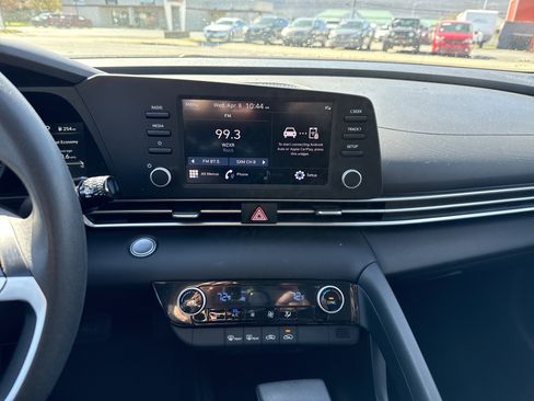 Used 2023 Hyundai Elantra SEL w/ Preferred Accessory Package FWD image 24