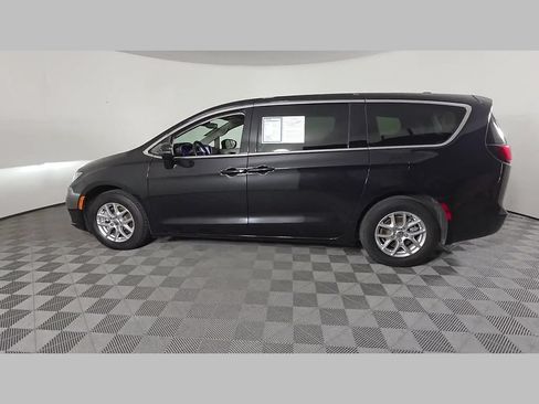 Used 2023 Chrysler Pacifica Touring-L FWD image 45