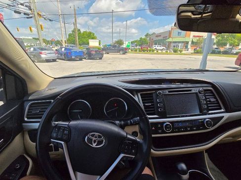 Used 2019 Toyota Highlander XLE AWD/4WD image 34