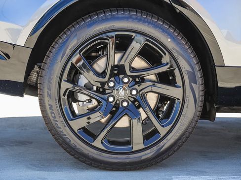 New 2025 Land Rover Discovery Dynamic SE image 11