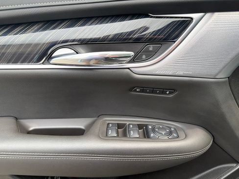 Used 2025 Cadillac XT6 Premium Luxury w/ Technology Package AWD/4WD image 18
