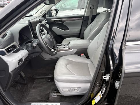 Used 2023 Toyota Highlander Limited AWD/4WD image 3