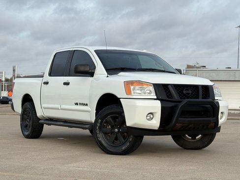 Used 2014 Nissan Titan SV w/ SV Value Truck Package image 2