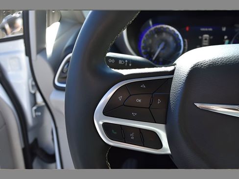 Used 2024 Chrysler Pacifica Touring-L image 17