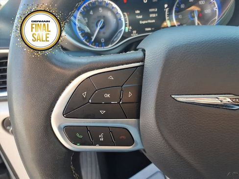 Used 2024 Chrysler Pacifica Touring-L image 14