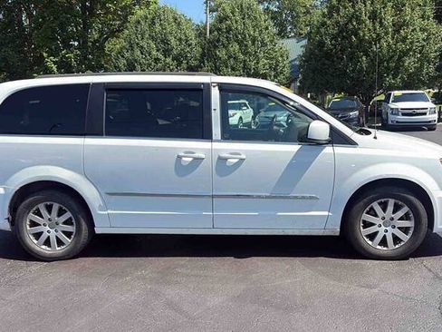 Used 2016 Chrysler Town & Country Touring FWD image 1