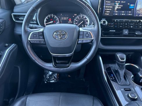 Certified 2022 Toyota Highlander Platinum image 18