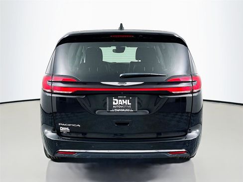 Used 2024 Chrysler Pacifica Touring-L FWD image 12