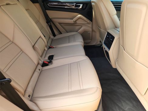 Used 2022 Porsche Cayenne AWD/4WD image 27