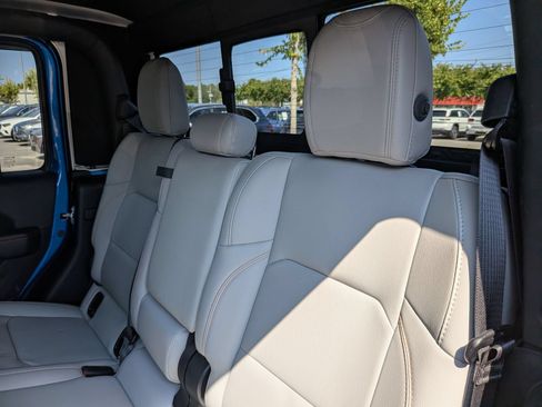 Used 2020 Jeep Gladiator Mojave w/ Dual Top Group AWD/4WD image 28