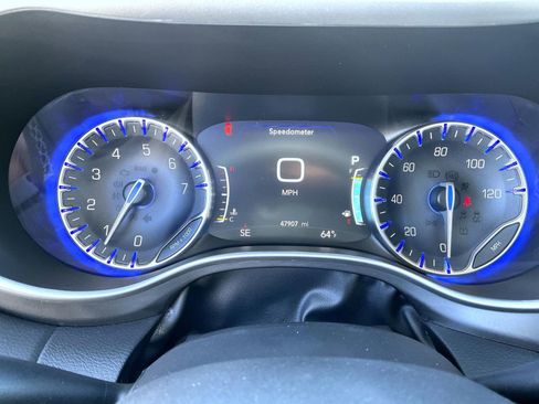 Used 2024 Chrysler Pacifica Touring-L image 11