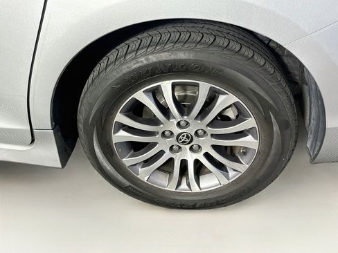 Used 2020 Toyota Sienna XLE FWD image 11