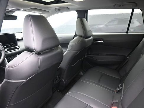 Used 2023 Toyota Corolla Cross XLE w/ Convenience Package image 2