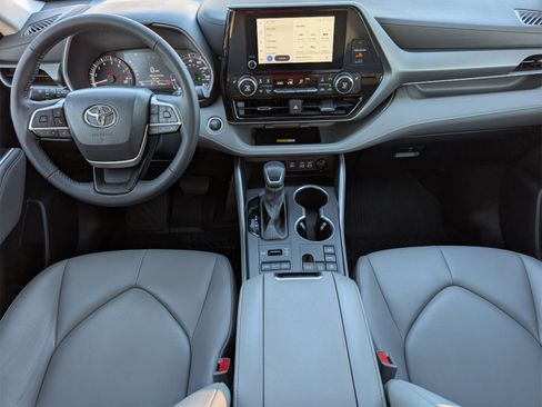 Used 2024 Toyota Highlander XLE image 5
