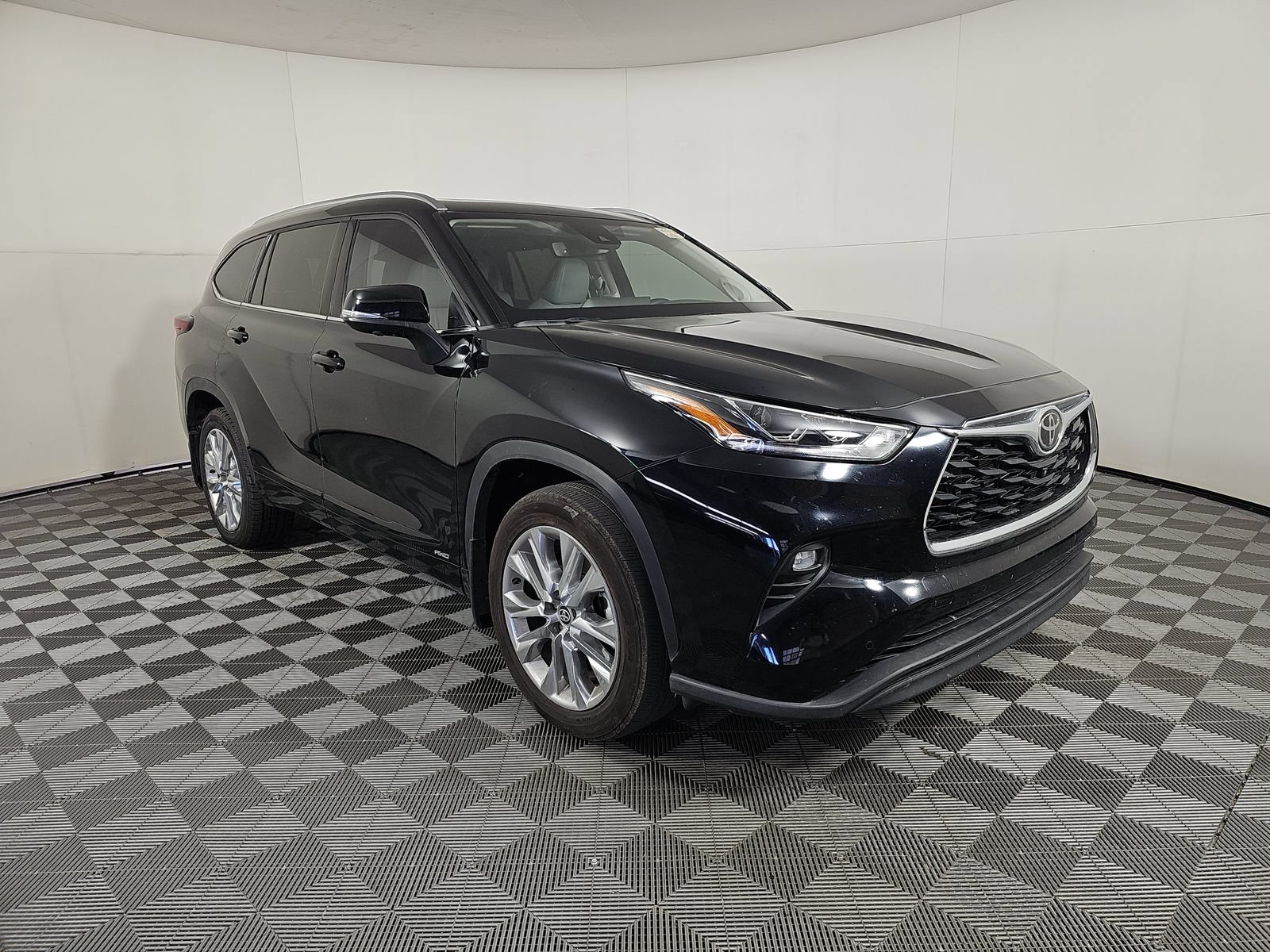 Certified 2026 Toyota Highlander Limited AWD/4WD image 18