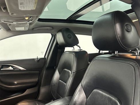 Used 2017 INFINITI QX30 Premium w/ Navigation Package image 12