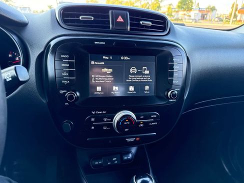 Used 2018 Kia Soul + FWD image 27