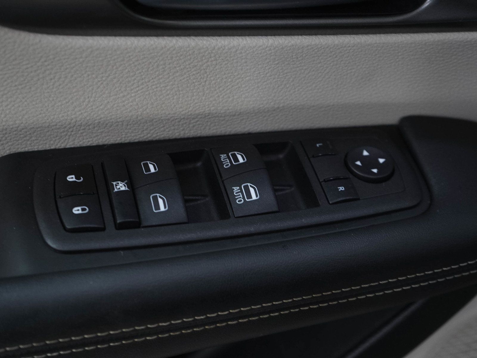 Used 2023 Chrysler Pacifica Touring-L FWD image 25