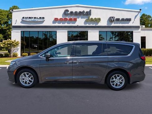 Used 2023 Chrysler Pacifica Touring-L FWD image 7