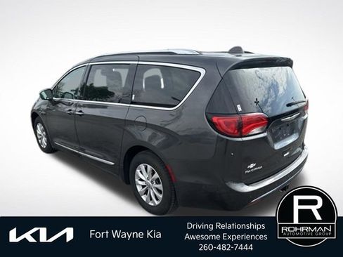 Used 2018 Chrysler Pacifica Touring-L Plus FWD image 3