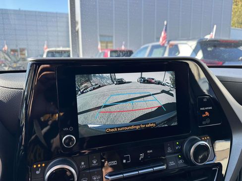 Used 2023 Toyota Highlander XLE image 19
