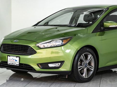 Used 2018 Ford Focus SE w/ SE Appearance Package image 55