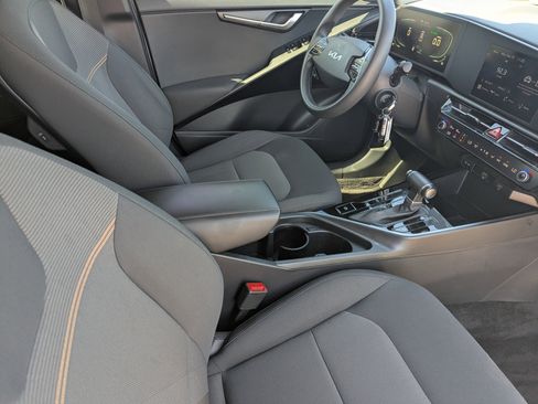 Used 2024 Kia Niro LX image 9