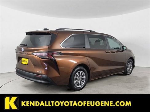 Used 2023 Toyota Sienna LE image 5