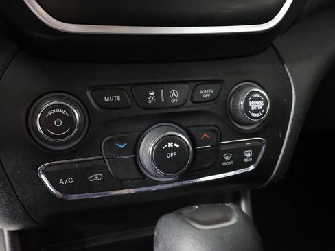 Used 2019 Jeep Cherokee Latitude w/ Cold Weather Group AWD/4WD image 35