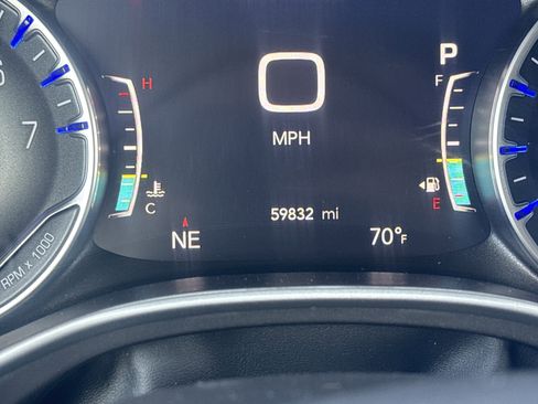 Used 2024 Chrysler Pacifica Touring-L FWD image 23