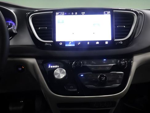 Certified 2024 Chrysler Pacifica Touring-L FWD image 18