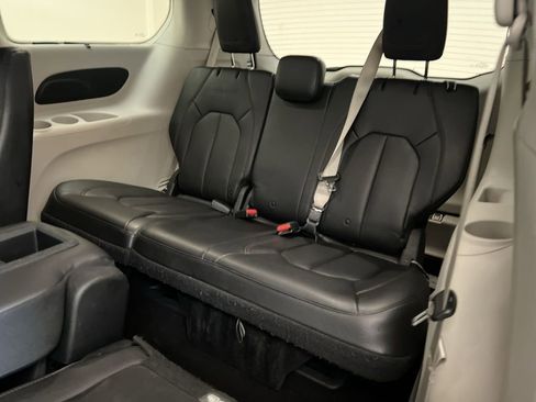 Used 2019 Chrysler Pacifica Touring-L image 24
