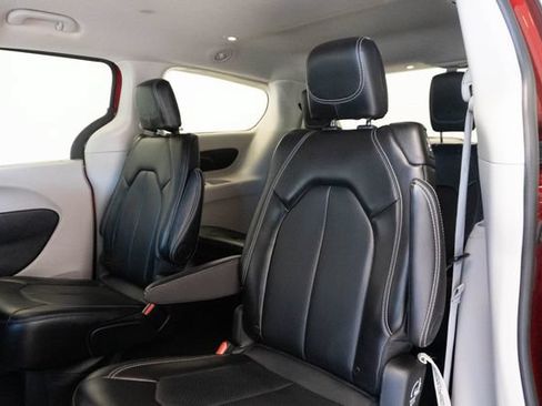 Used 2024 Chrysler Pacifica Touring-L FWD image 17
