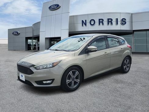 Used 2016 Ford Focus SE FWD image 2