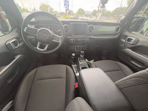 Used 2022 Jeep Wrangler Unlimited Sahara AWD/4WD image 11