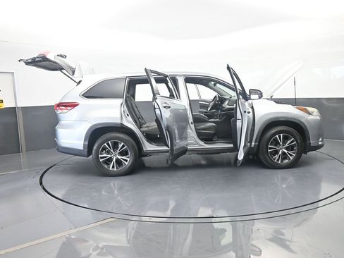 Used 2019 Toyota Highlander LE FWD image 70