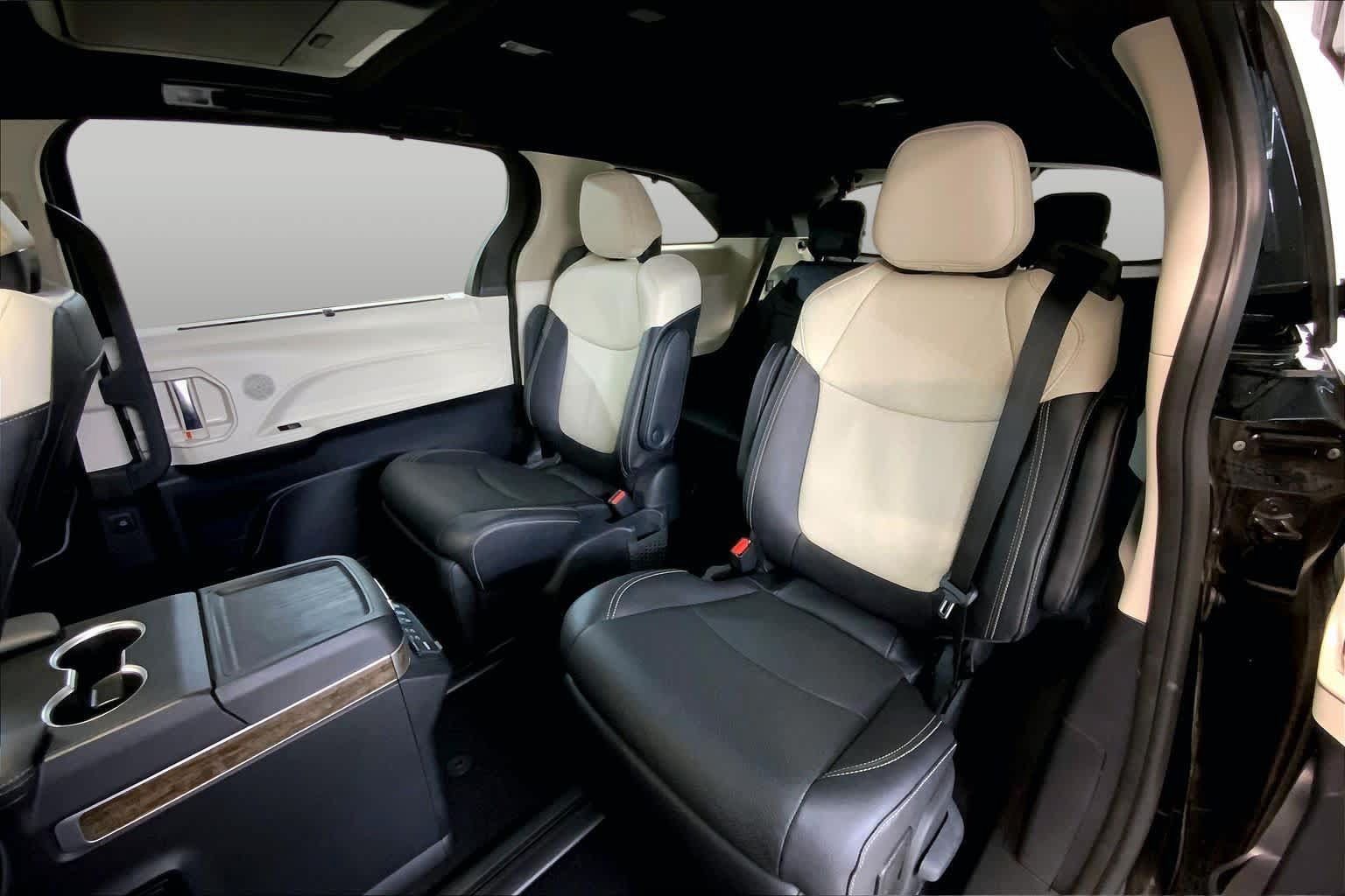 Used 2025 Toyota Sienna Platinum AWD/4WD image 20