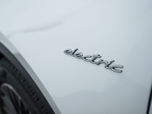 Certified 2025 Porsche Macan Electric image 23