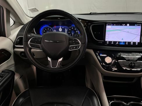 Used 2022 Chrysler Pacifica Limited image 6