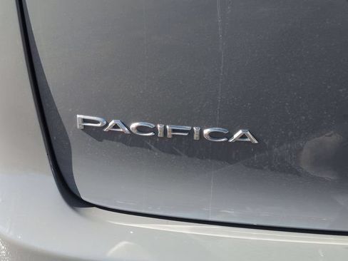 Used 2023 Chrysler Pacifica Touring-L FWD image 10